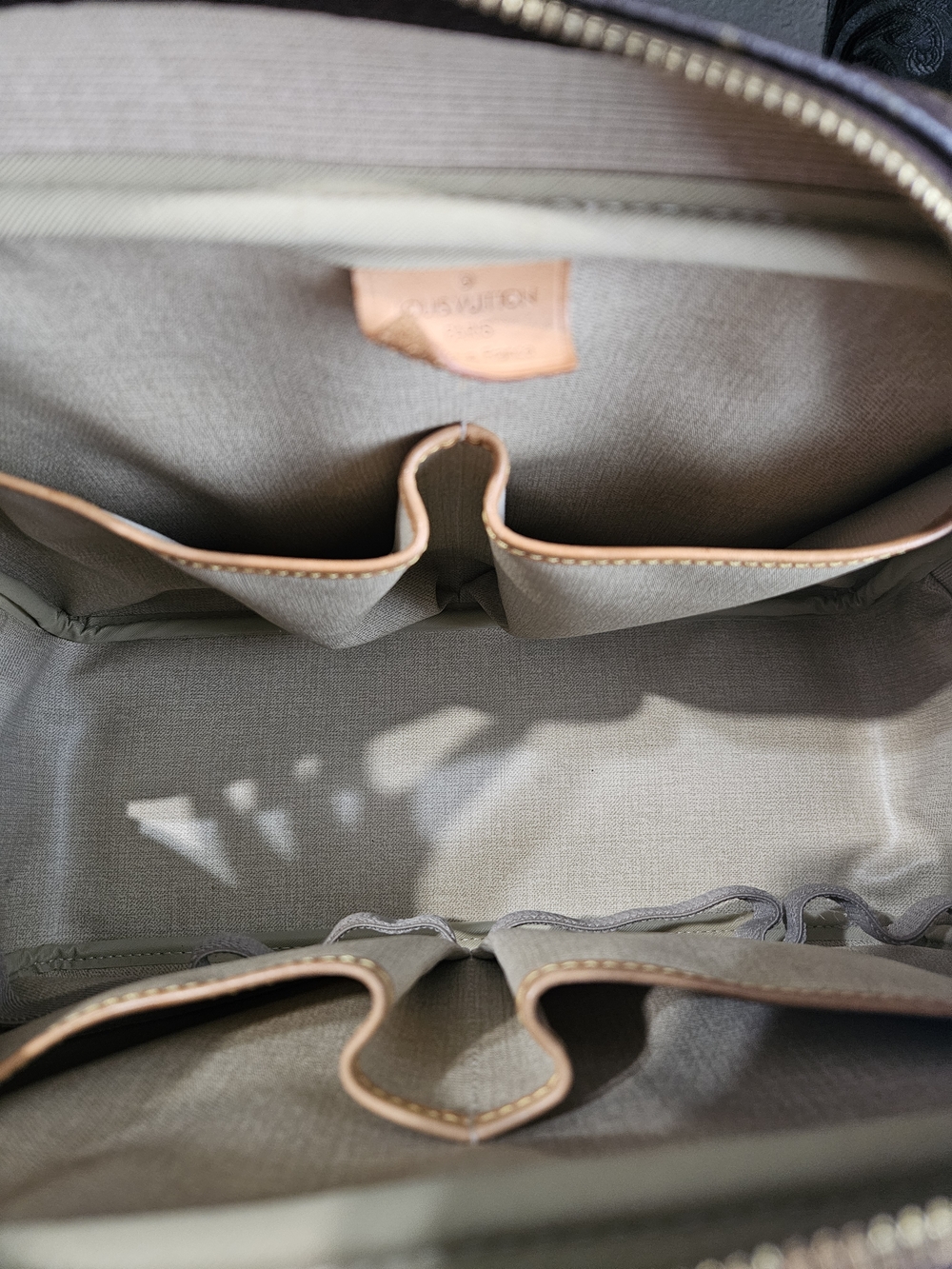 Authentic Louis Vuitton Deauville Monogram Canvas - Picture 11 of 16